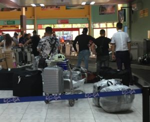 カマグエイ空港で荷物を受け取る人々