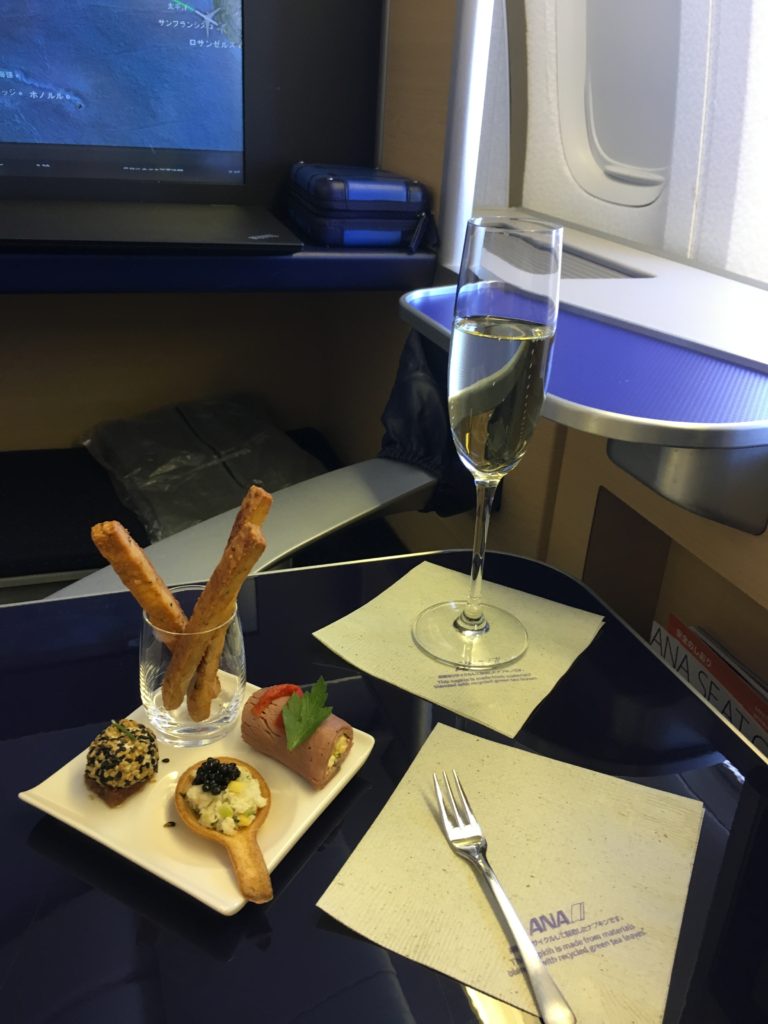 ANAファーストクラス　前菜とシャンパン
