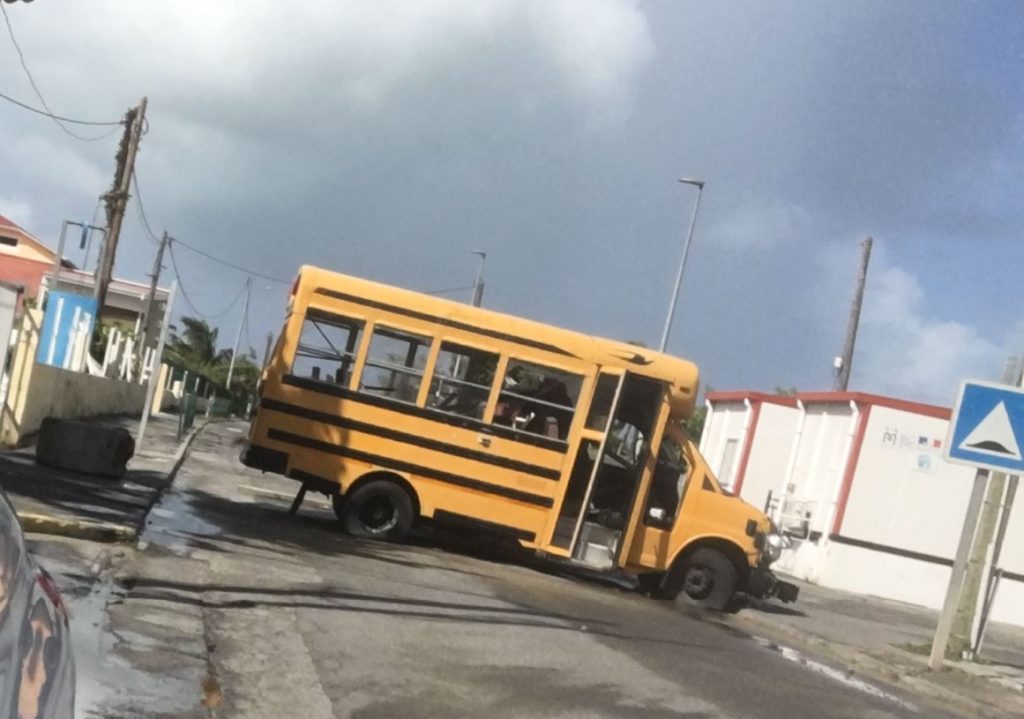 セントマーチン紛争地帯のスクールバス